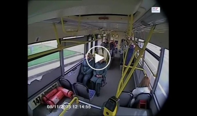 В Москве водитель автобуса уснул за рулем