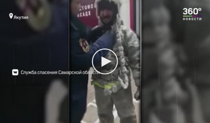 Якутские пожарные отбивают друг друга молотками, чтобы снять обледеневшие костюмы