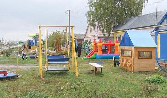В Самарской области пенсионера заставляют снести построенную им детскую площадку (5 фото)