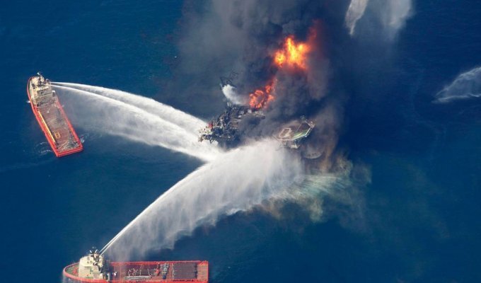 Пожар на нефтяной вышке (7 фото)