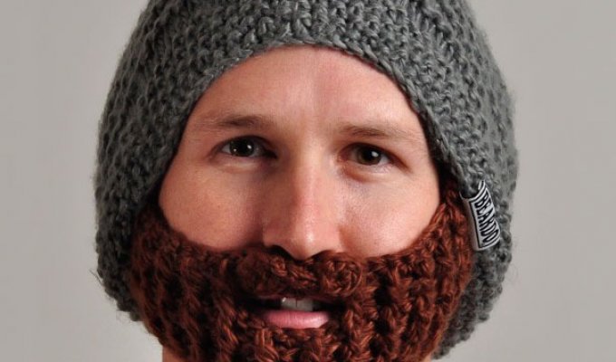Дизайнер придумал шапку с вязаной бородой (6 фото)