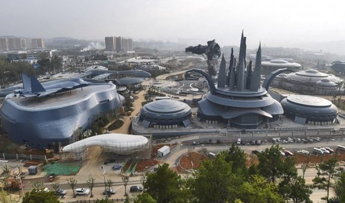 В Китае завершается строительство первого в мире парка виртуальной реальности (10 фото)
