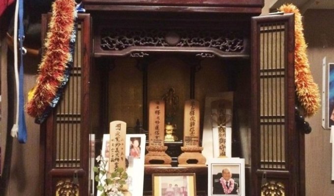 Японец почти поверил в духов, заметив, что с семейным алтарём творится неладное (7 фото)