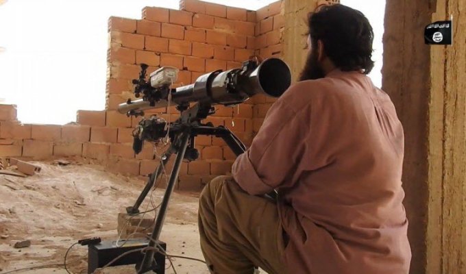 Оружейники ИГИЛ собрали управляемый гранатомет (4 фото)