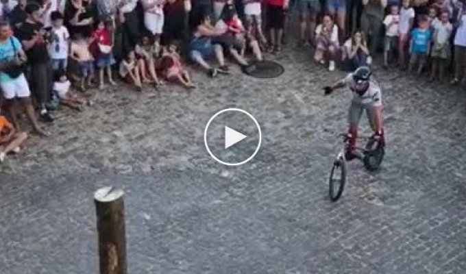Велосипедист удивил зевак мастерством баланса