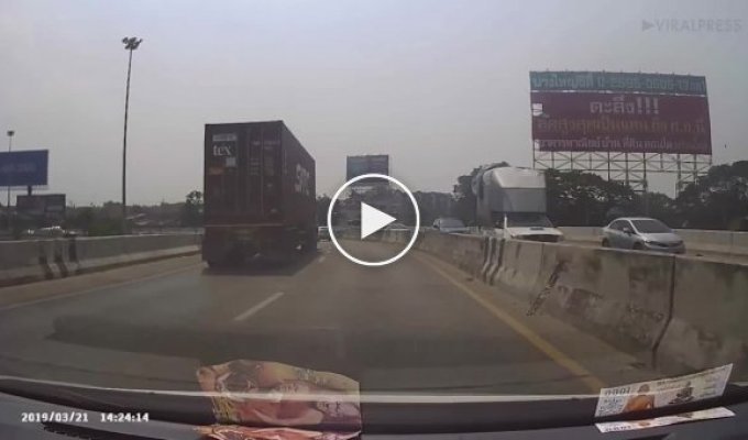 В Таиланде мотоциклиста едва не раздавило транспортным контейнером