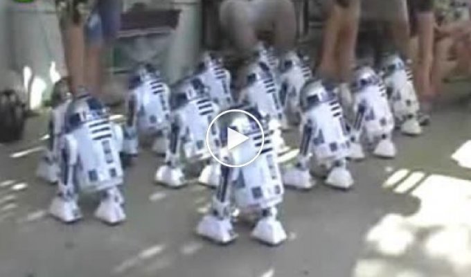 Робот R2 танцует в своей большой компаний