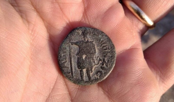 Во время учений солдат нашел редкую монету возрастом 1800 лет (4 фото + 1 видео)