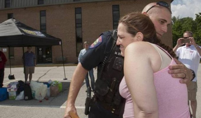 Полицейский помог женщине, которую он должен был арестовать за воровство (5 фото)