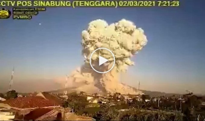 Индонезийский вулкан Синабунг на острове Суматра