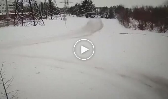 Новосибирец гонял по улицам города на снегоходе и разбился (1 фото + 1 видео)