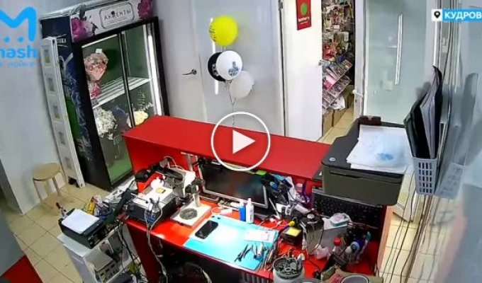 Грабители унесли телефон из магазина в Кудрово, но владелец не хочет писать заявление. Так найдут!