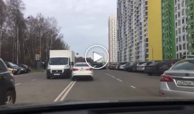 Вот так люди паркуют машины в Путилково — такое мало где можно увидеть