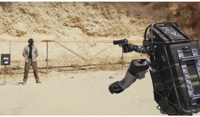 Новое поколение боевых роботов: качественная пародия на ролики Boston Dynamics (1 фото + 2 видео)