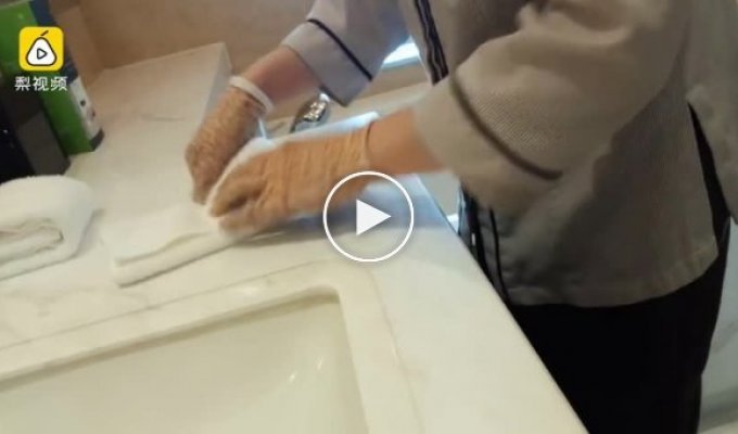Скрытая камера показала, как горничные моют посуду унитазными ершиками