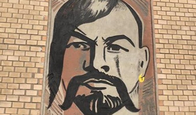 “Шикарный китч”: на Сумщине Ленина превратили в украинского казака