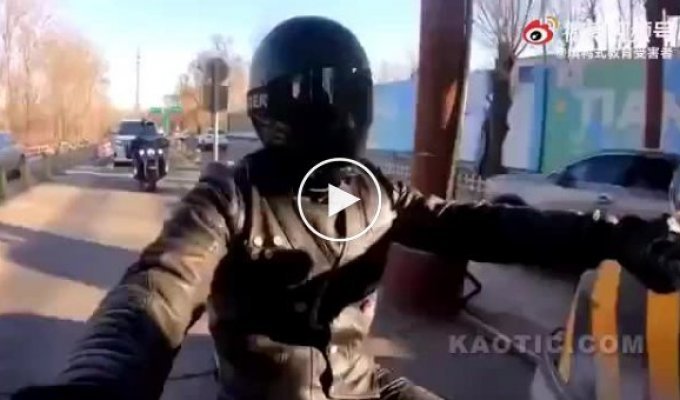 Китайский шлагбаум и мотоциклист