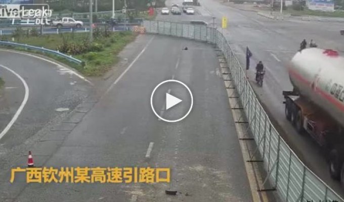 В Китае девушка за рулем, напутала педали и перепутала направление