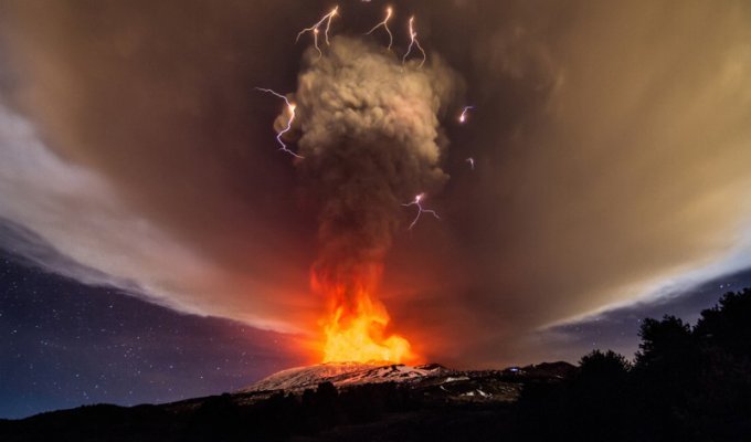 Вулкан Этна выбросил фонтан лавы на километровую высоту (7 фото)
