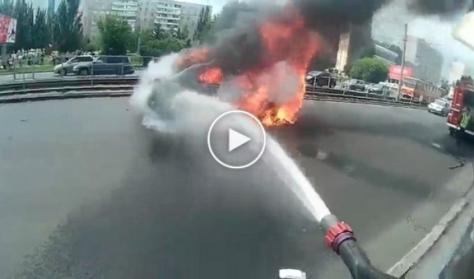 Тушение пожара в автомобиле от первого лица