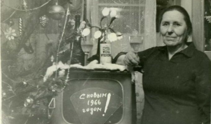 Ностальгия: радостные люди, в доме которых появился первый телевизор (13 фото)