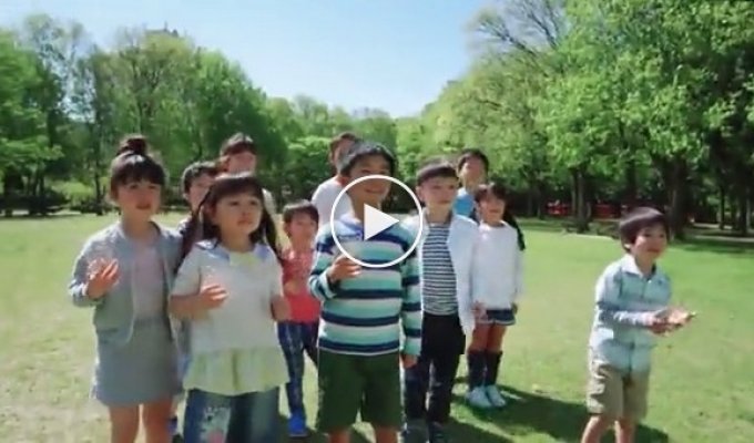 Японская реклама. Гигантское инопланетное вымя вылетело на лужайку и напоило детей молоком