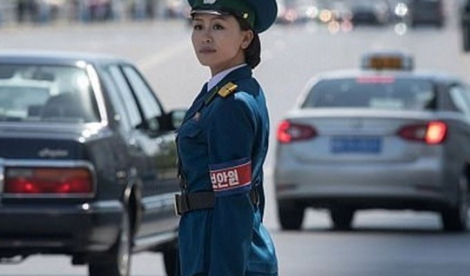 Красавицы-регулировщицы в Северной Корее выходят на пенсию в 26 лет (7 фото)