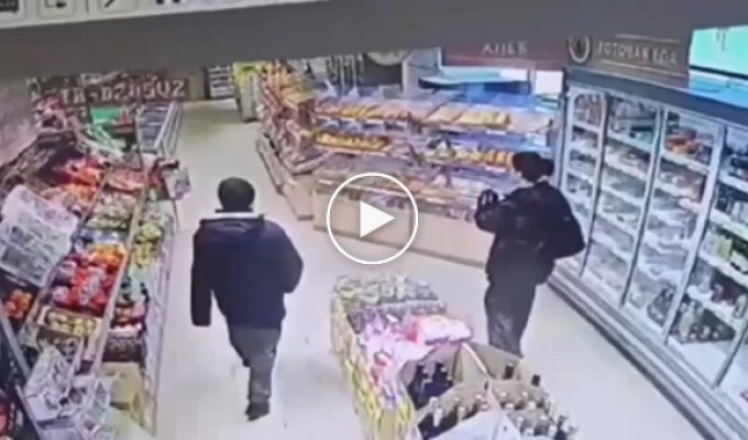 В России мужчина ударил девушку в магазине
