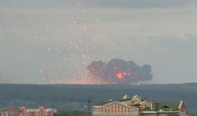 Взрывы на военном складе под Ачинском. Идет эвакуация (7 фото)