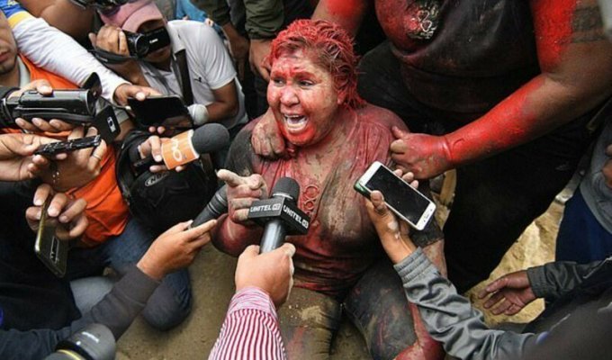 В Боливии мэра протащили по улице, обстригли и облили краской (11 фото)