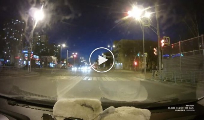 Фургон столкнулся с кроссовером и сбил пешехода в Нижнем Новгороде