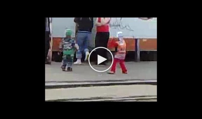 Танцующие детки, как это мило :)