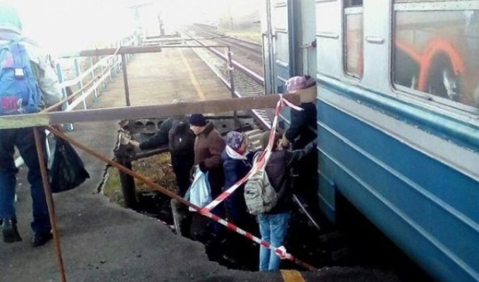 Украинские пассажиры ожидали поезд, стоя в яме (2 фото)