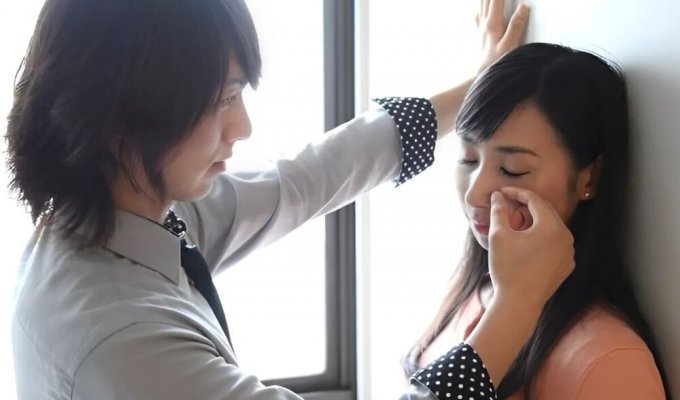 Необычная мужская профессия в Японии — вытирать слёзы женщинам за огромные деньги (4 фото)