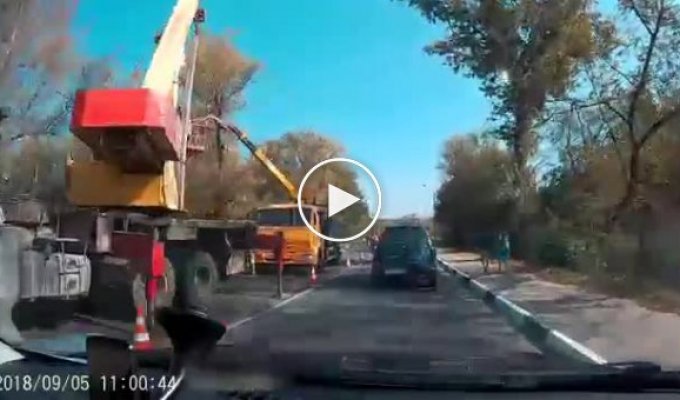 Строители случайно уронили бетонный столб на проезжающее мимо автомобиль в Серпухове