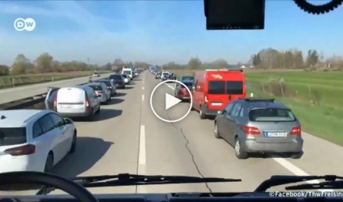 Немецкие автомобилисты помогли спецслужбам поскорее добраться на место аварии