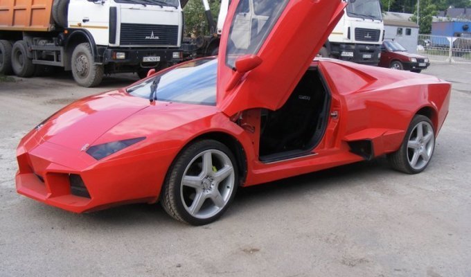 Умелец четыре года создавал подобие редкого суперкара Lamborghini Reventon (4 фото)