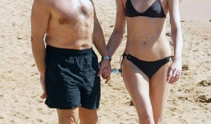  Саркози со своей невестой Карлой Бруни на пляже (5 Фото)