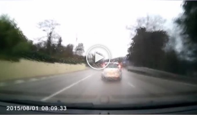 Небольшая авария на извилистой дороге в Сочи (мат)