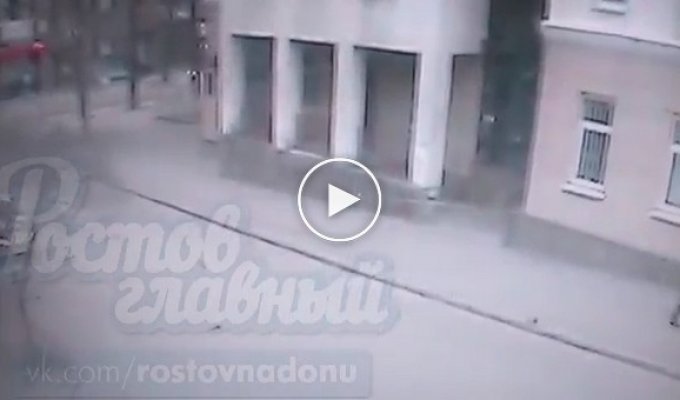 Запись взрыва у школы в Ростове-на-Дону