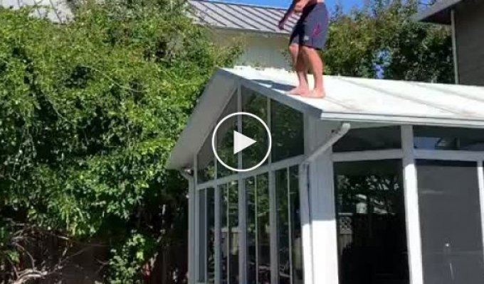 Как правильно прыгать с крыши в бассейн