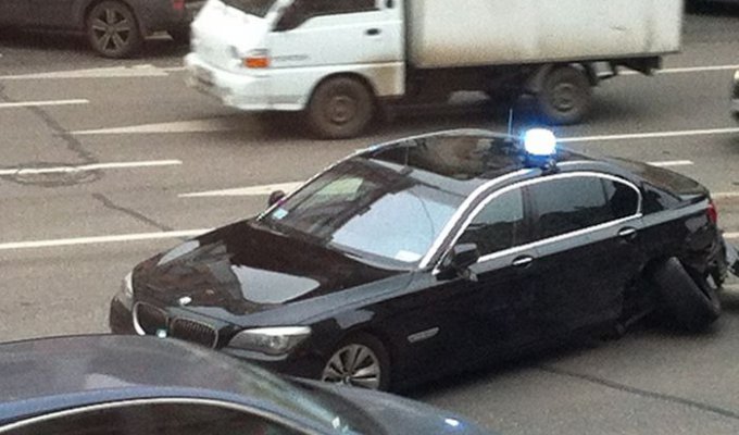 На Тверской улице на встречке в аварию попал VIP-автомобиль (16 фото + видео)