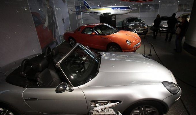 В Великобритании открылся музей автомобилей Джеймса Бонда (34 фото)