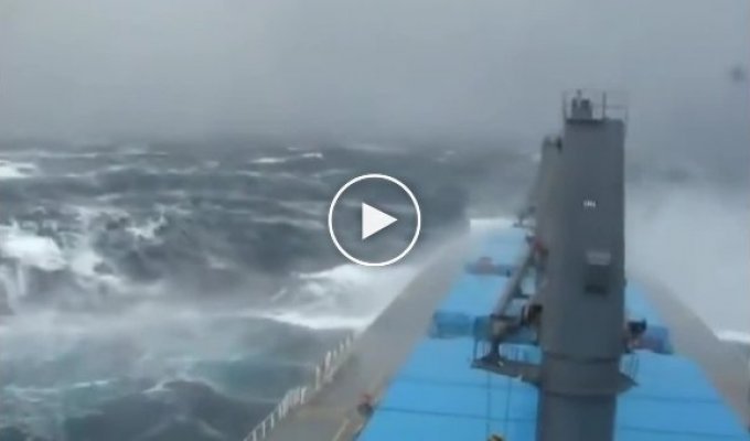 Обычный день на работе моряки пробираются сквозь шторм в Тихом океане