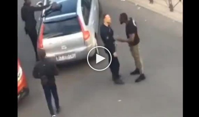 Как полиция пыталась уложить на пол большого мужчину в Франции