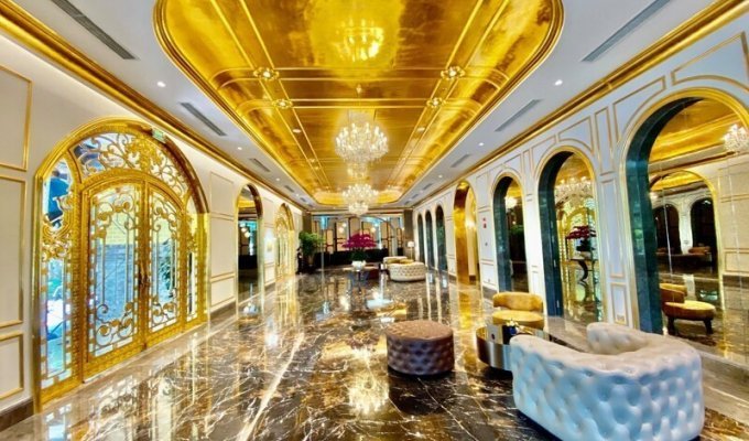 Во Вьетнаме построили пятизвездочный отель, покрытый чистым золотом (13 фото)