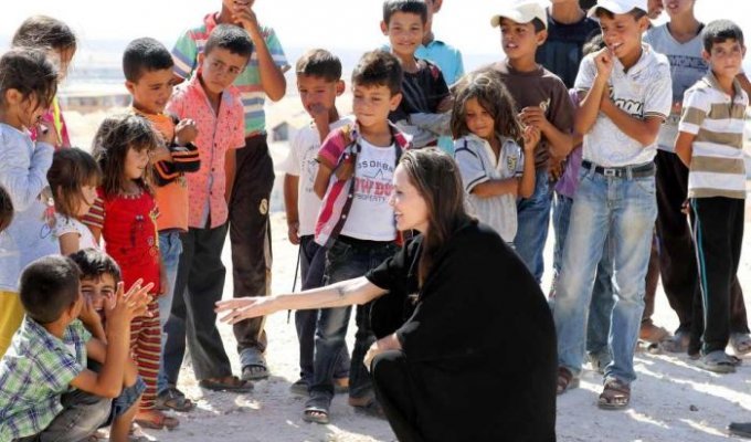 Анжелина Джоли оказалась в центре скандала из-за посещения лагеря беженцев без бюстгальтера (6 фото)