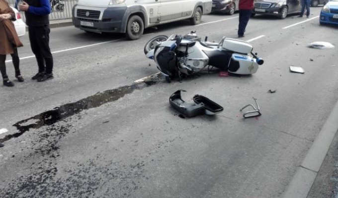 В Екатеринбурге сотрудник ГИБДД на мотоцикле попал в аварию (5 фото + видео)
