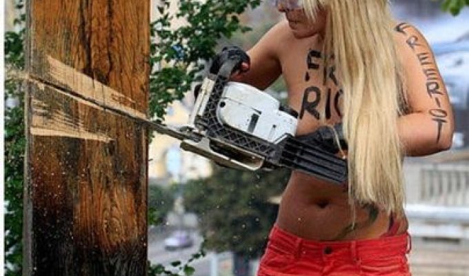 Активистки FEMEN спилили крест над майданом Незалежности (4 фото) (эротика)