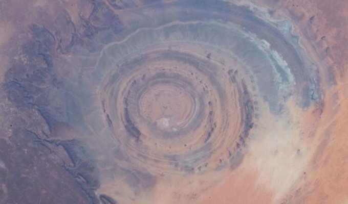 NASA поделилось снимком «Глаза Сахары» (2 фото)